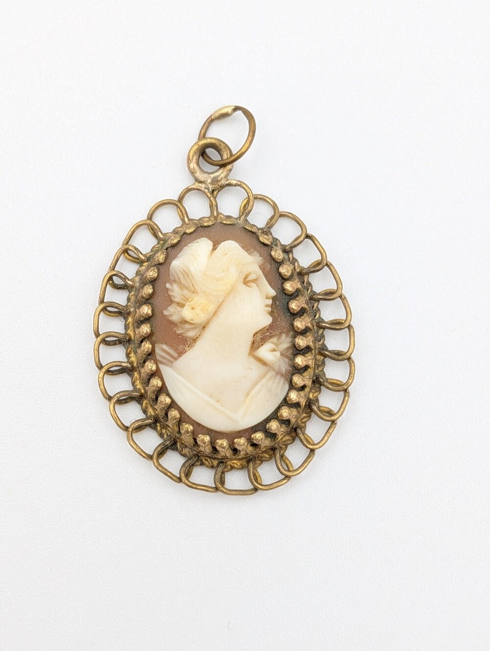 Vintage signed Simmons cameo pendant